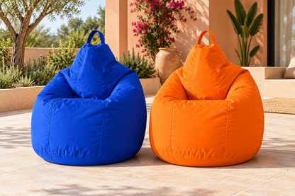 Deux poufs extérieur bleu et orange sur une terrasse