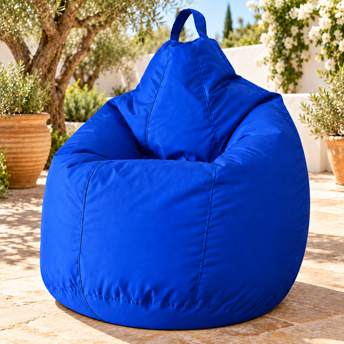 Pouf extérieur bleu, même modèle dans un jardin réaliste