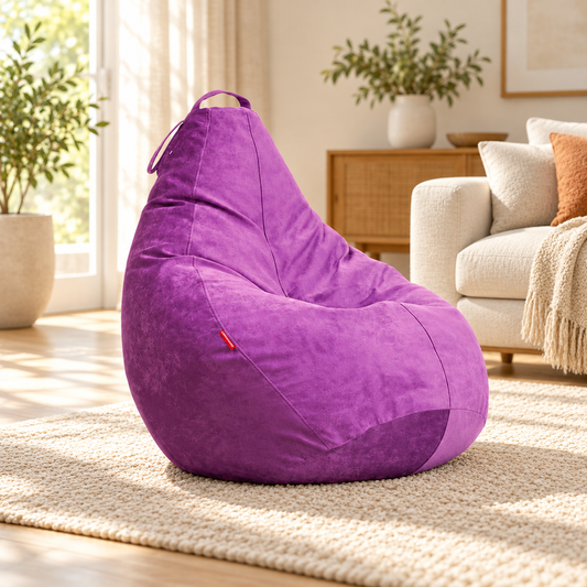 Pouf velours mauve, modèle préservé dans un salon réaliste