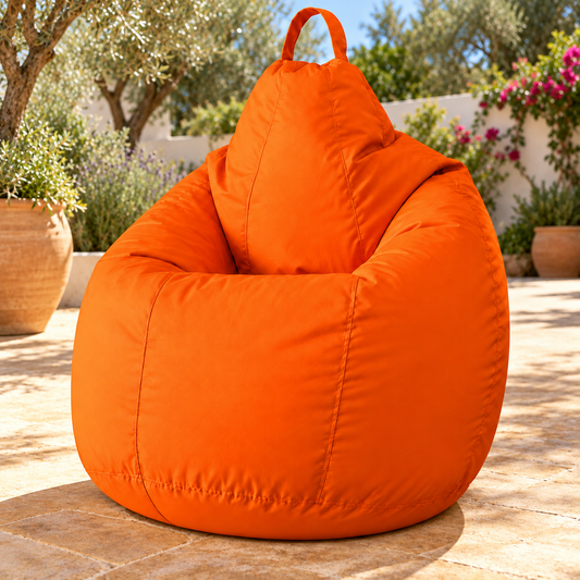 Pouf extérieur orange, modèle préservé sur terrasse