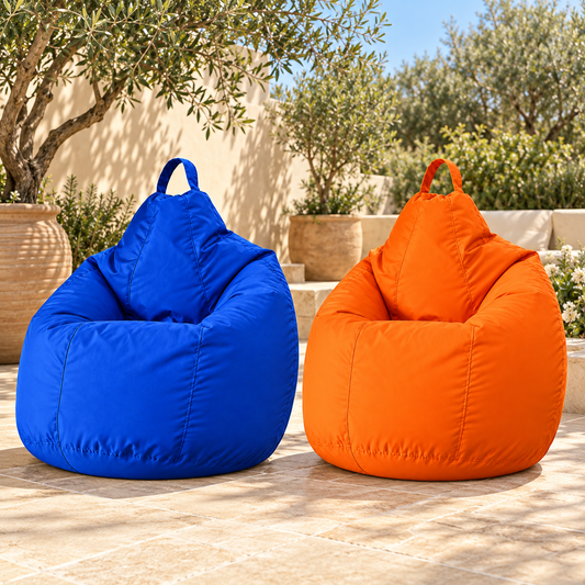 Pack de deux poufs extérieur bleu et orange, mêmes modèles dans un jardin