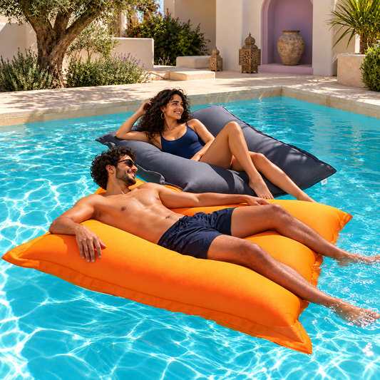 Le même couple sur les poufs piscine orange et gris